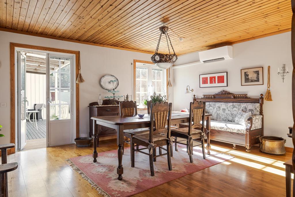 Matrum med utgång till trädgården