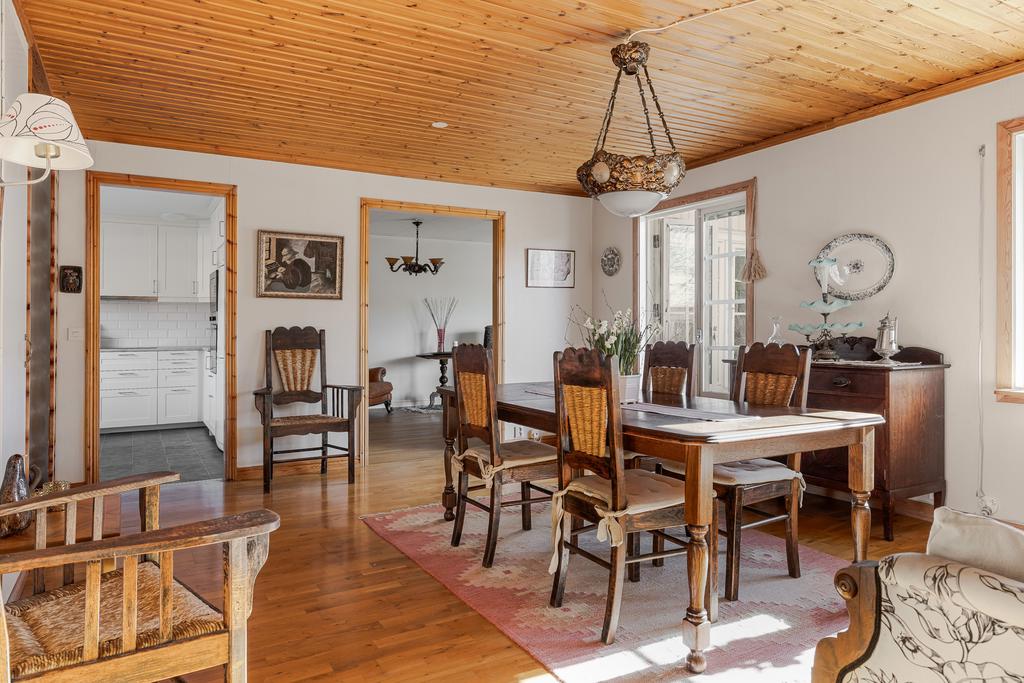 Matrum med utgång till trädgården