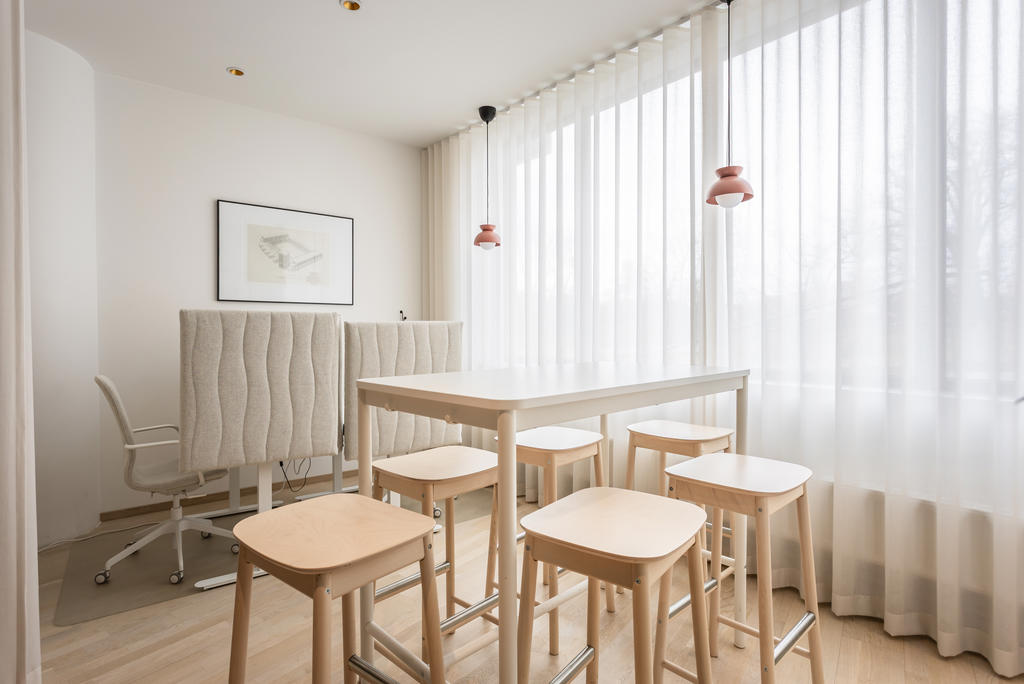 Lounge med arbetsplatser