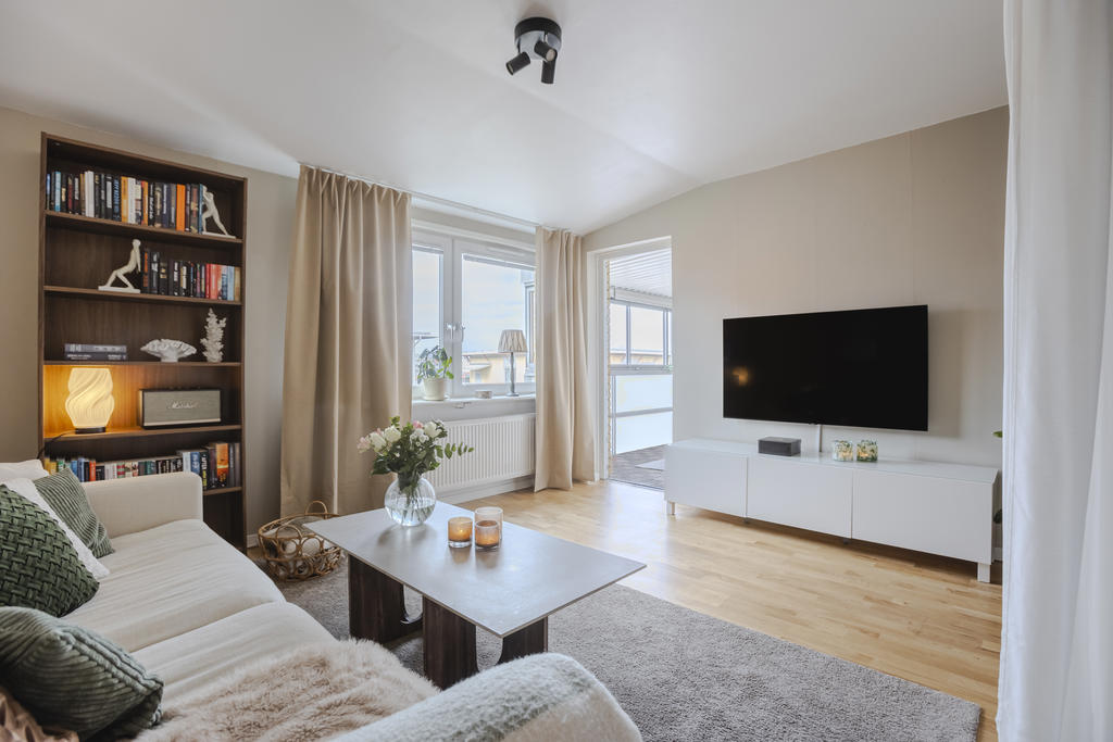 Härligt vardagsrum med utgång till inglasad balkong