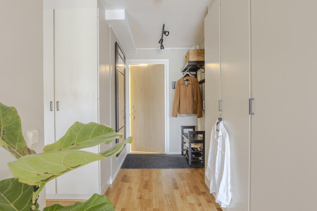 Välkommen in till denna rymliga hall