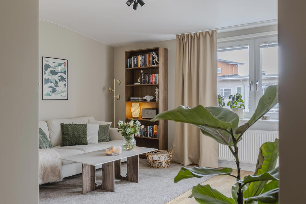 Stilrent vardagsrum med ljusinsläpp