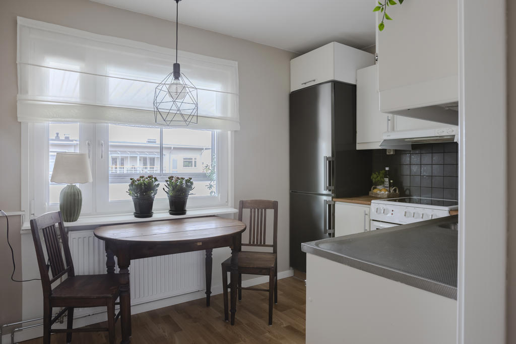 Rymligt kök med plats för matbord