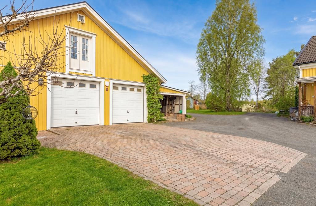 Dubbelgarage fr. 2018 med carport, kontor samt lägenhet, toalett samt badrum