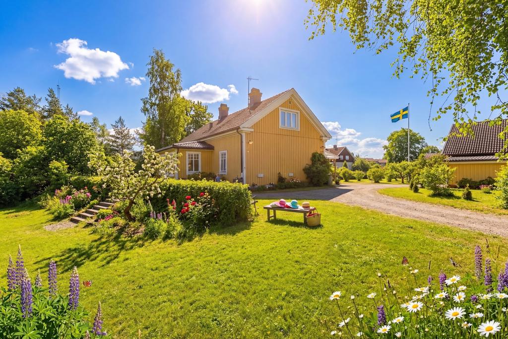 Trappa ner till bakgården och 4 791 kvm tomt