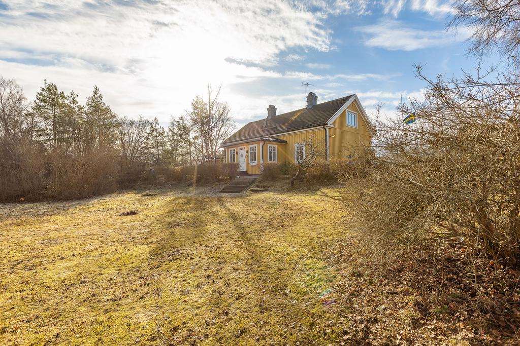 Trappa ner till bakgården och 4 791 kvm tomt