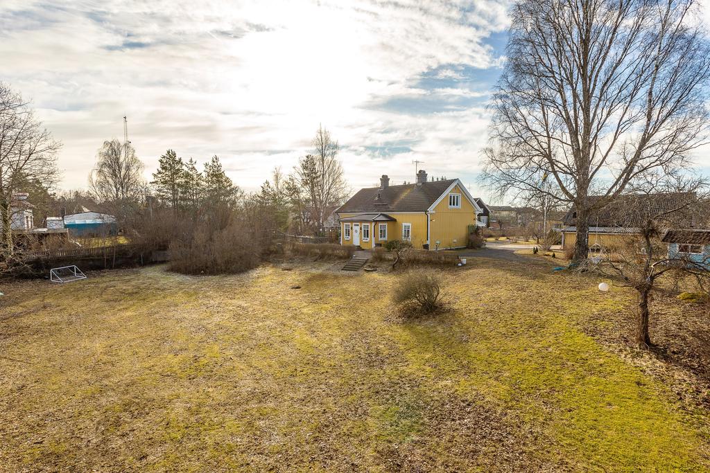 Trappa ner till bakgården och 4 791 kvm tomt