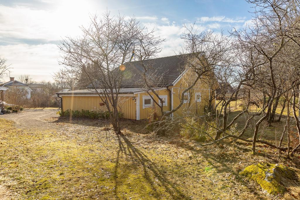 Baksida av dubbelgarage med carport