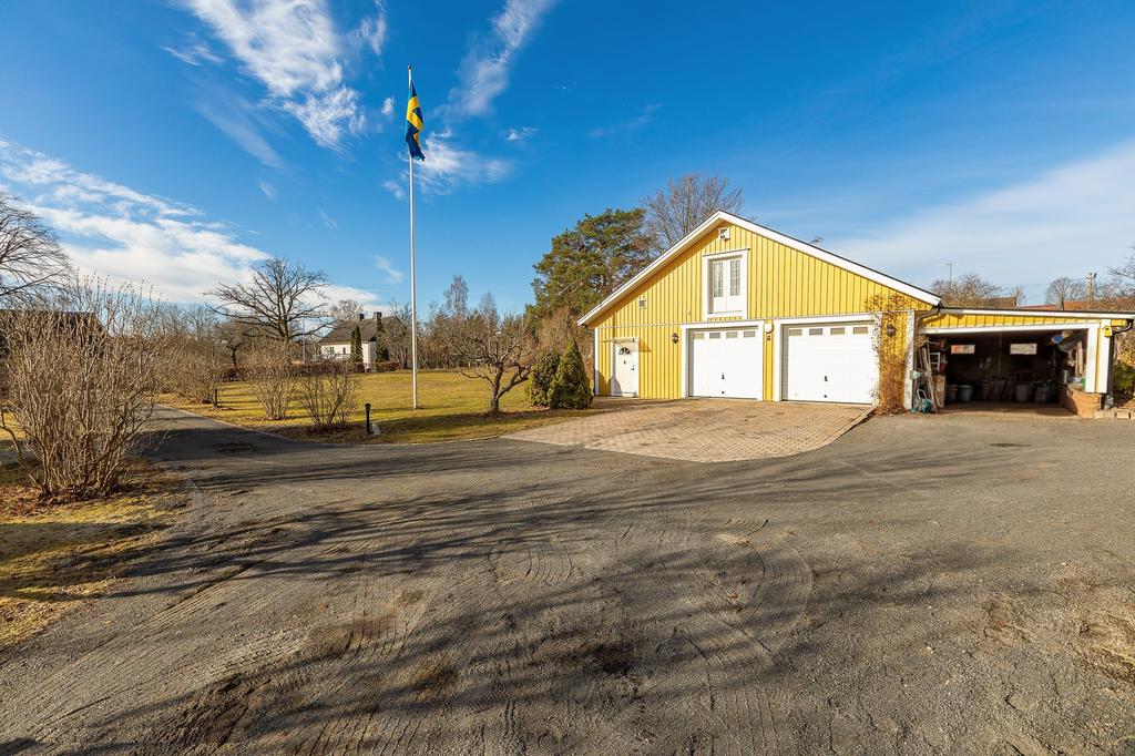 Uppfart till villa, dubbelgarage fr. 2018 och carport