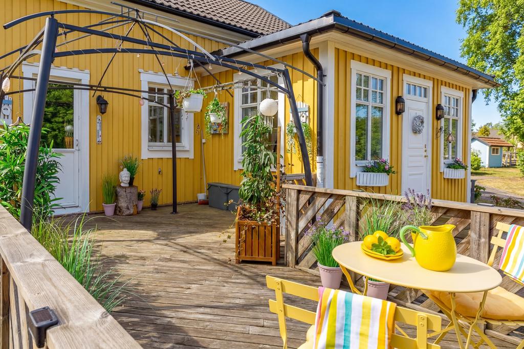 Altan på baksidan med dörr från kök samt närhet till huvudentré