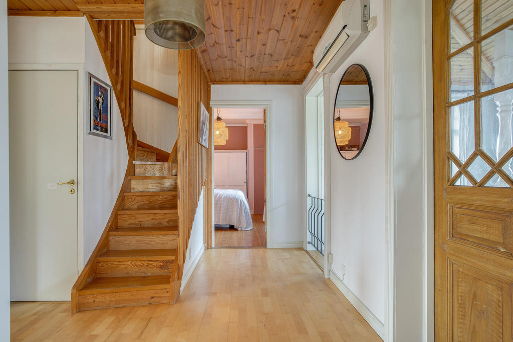Innerhall med trappa upp till övervåning samt dörr in till sovrum
