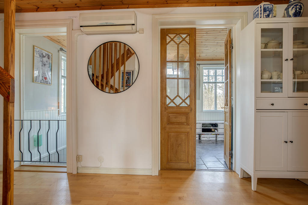 Innerhall med en av flera luft/luftvärmepumpar som kompletterar jordvärmen under vintertid eller kan användas som air-condition sommartid. Eller som smart underhållsvärme då man inte utnyttjar bostaden