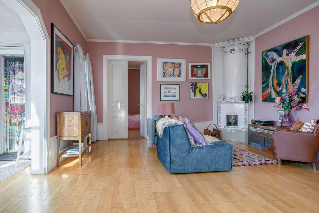 Tv hörna i vardagsrum med kakelugn