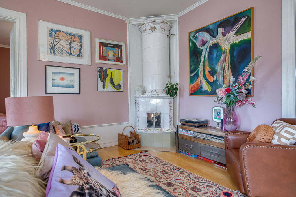 Kakelugn i vardagsrum