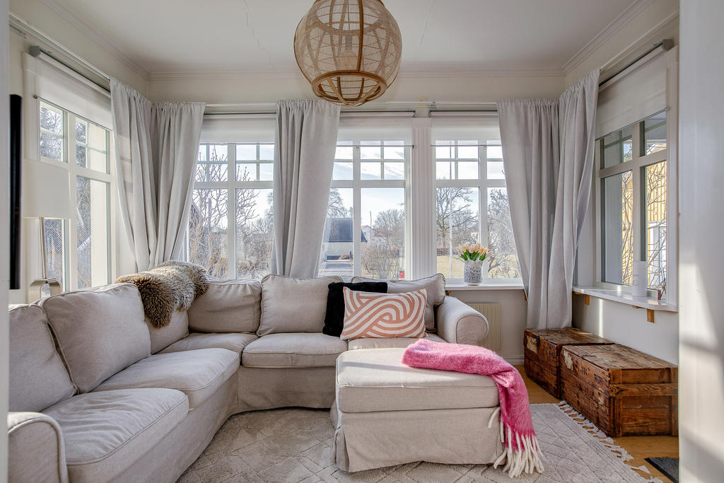 Vackert upplyst rum med dörr ut till altan under tak