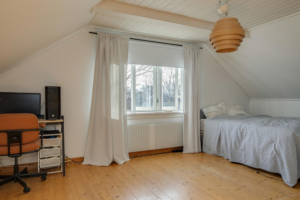 Stort sovrum på ovanvåning