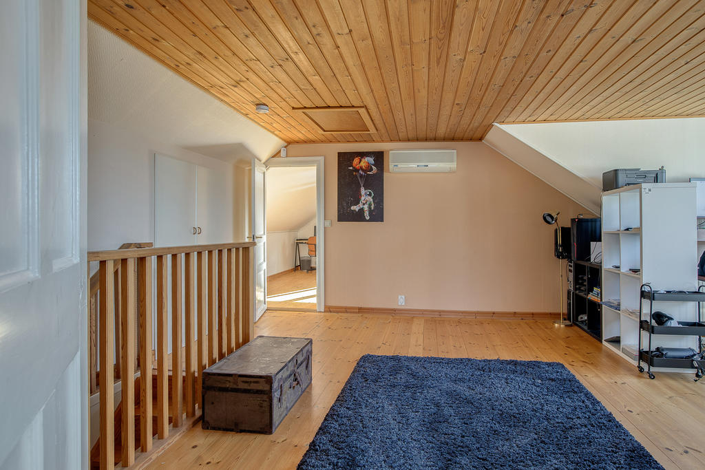 Ovanvåning med dörr ut till stor balkong
