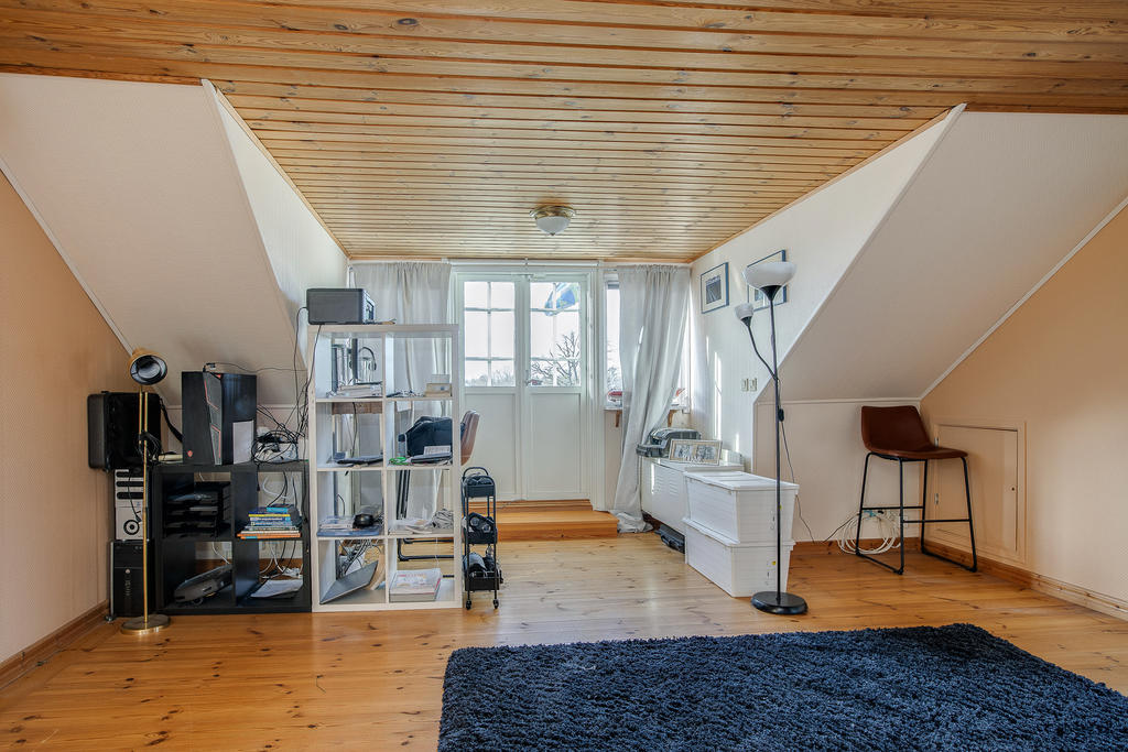 Allrum på ovanvåning med dörr ut till stor balkong