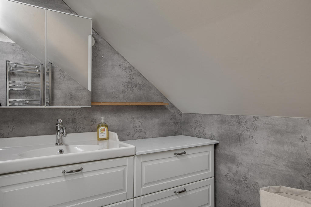 Badrum på ovanvåning med kommod