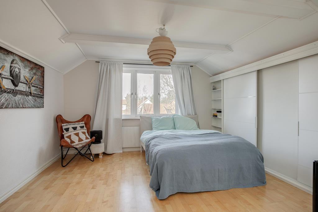 Stort sovrum på ovanvåning