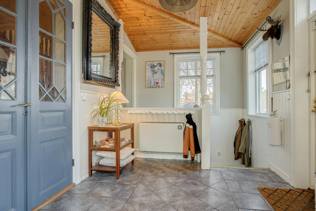 Entréhall med trappa ner till källaren