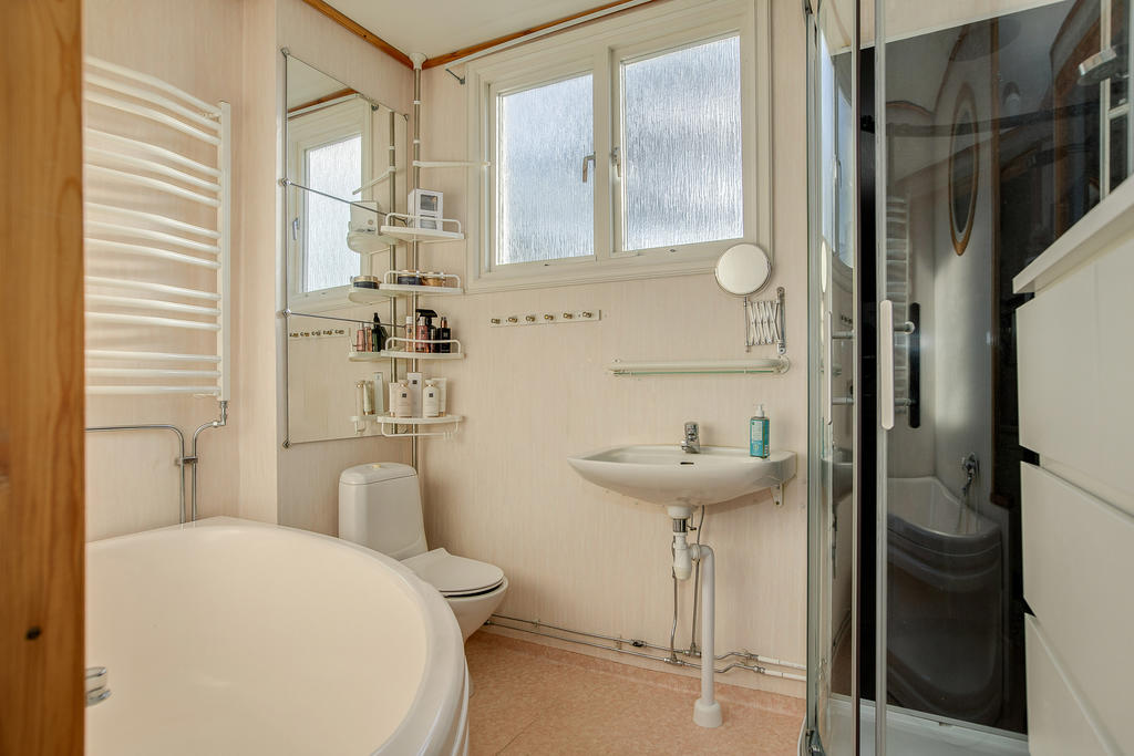 Duschkabin, badkar och toalett