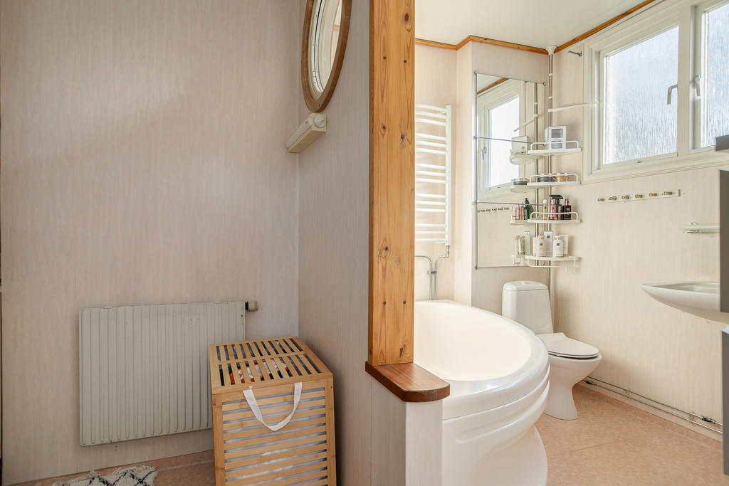 Badrum med badkar och duschkabin