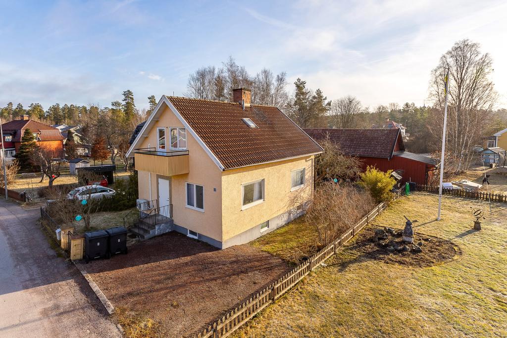 115 kvm villa med vatten buren värme, kompletterande braskamin, samt lulft/luftvärmepump och garage