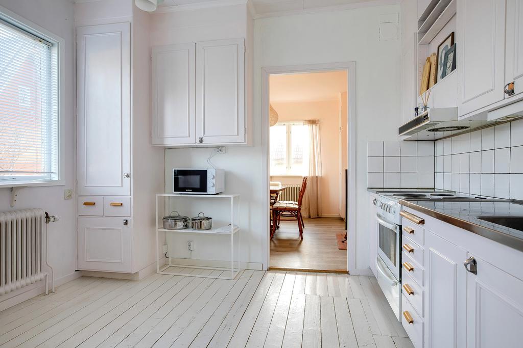 Köket med plats för matbord