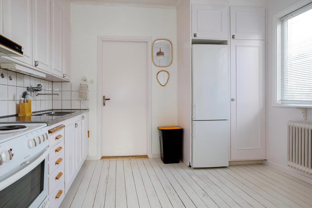 Köket med plats för matbord