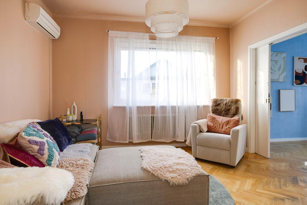 Vardagsrum med luft/luftvärmepump