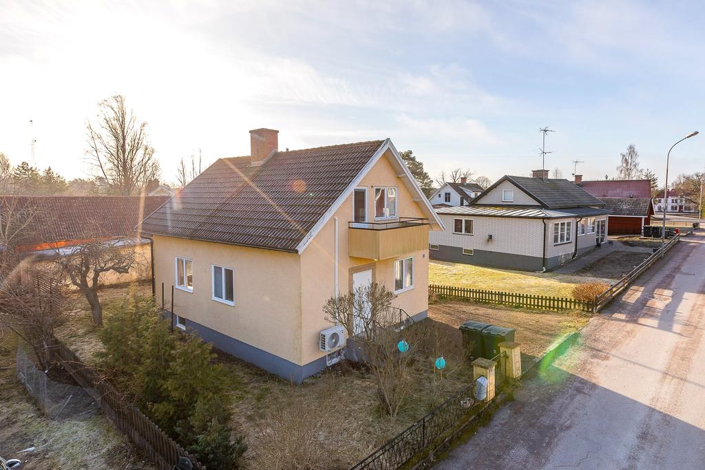 Balkong och uppfart på framsidan