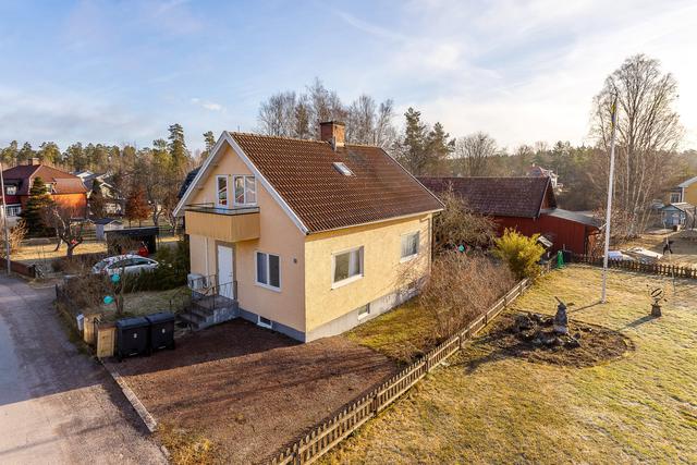 115 kvm villa med vatten buren värme, kompletterande braskamin, samt lulft/luftvärmepump och garage