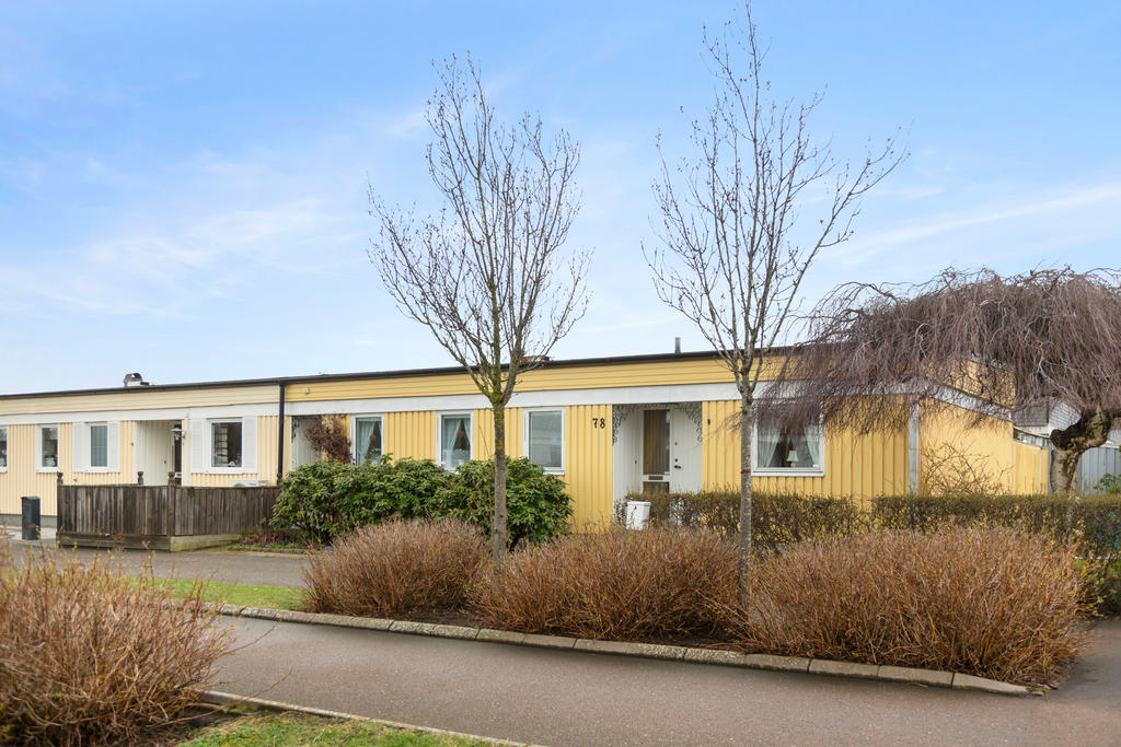 Enplansradhus med gavelläge och kvällssol 