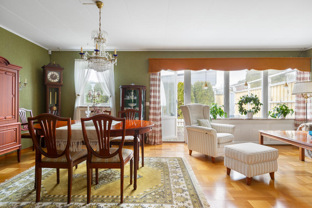 Vardagsrum med plats för både matsalsmöbel och soffgrupp 