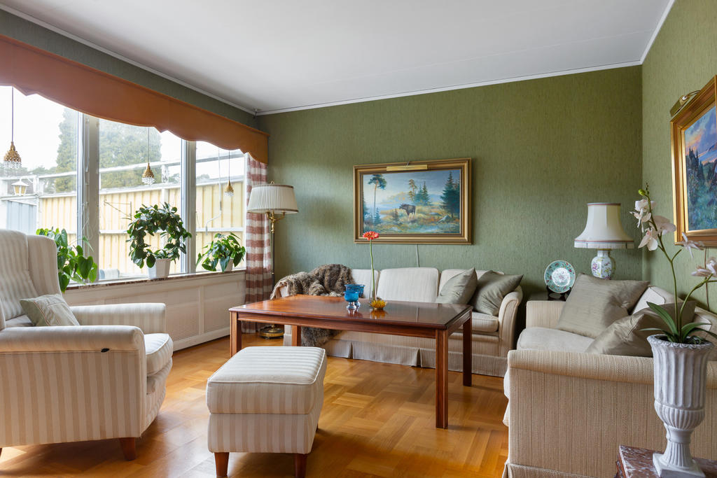 Bra ljusinsläpp och utgång till trädgården i västerläge