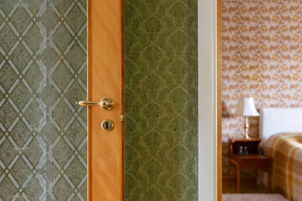 Huset andas välbevarat 70-tal, med vackra dubbeldörrar och tidstypiska tapeter