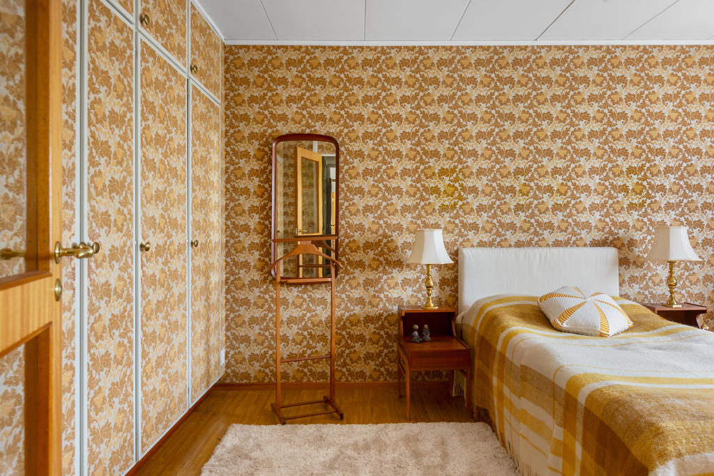 Sovrum 1 med garderobsvägg