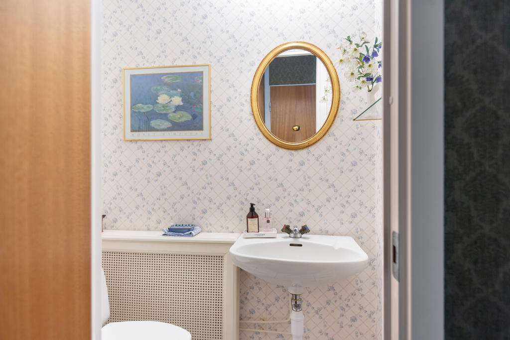 Gästtoalett. Många i området har byggt till en dusch genom att ta utrymmet från de intilliggande garderoberna 