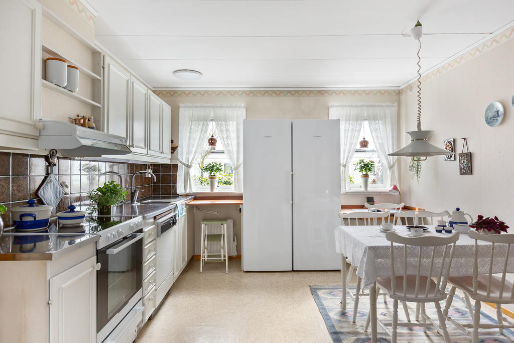 Ljust och rymligt kök med bra arbetsytor 