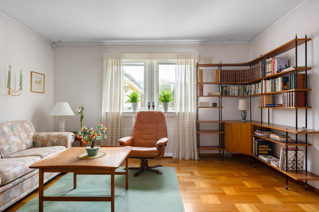 Sovrum 2. Använd som det är, dela av till två sovrum (se planlösning) eller öppna upp mot vardagsrummet. 