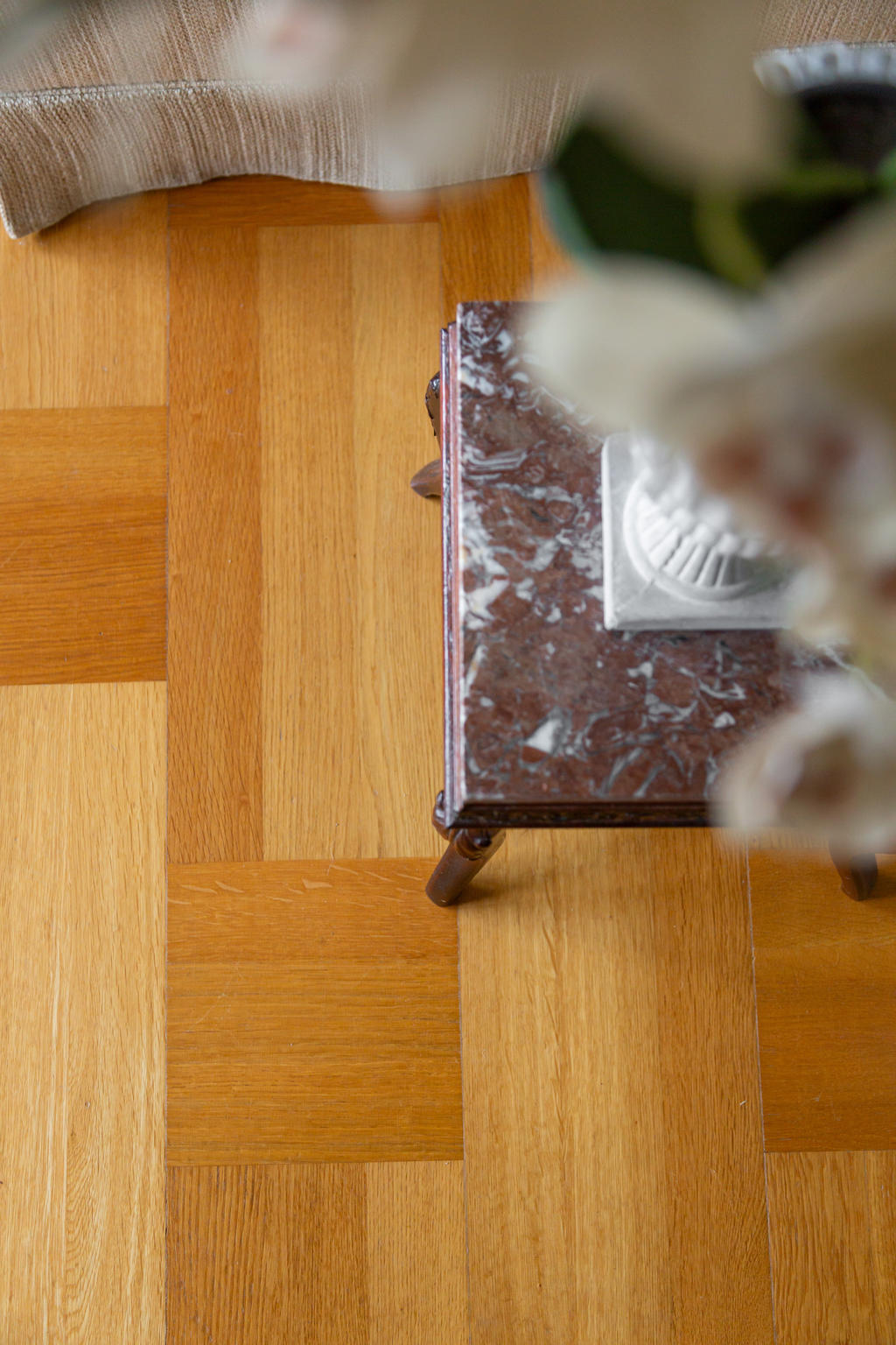 Fina parkettgolv i vardagsrum, sovrum 2 och hall