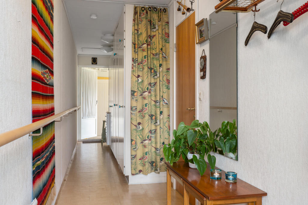 Groventré med bra förvaring. Nås från både trädgård och entrésidan 