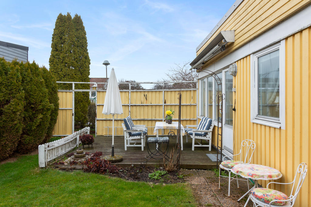 Gavelläge. Trädgården fortsätter runt hörnet 