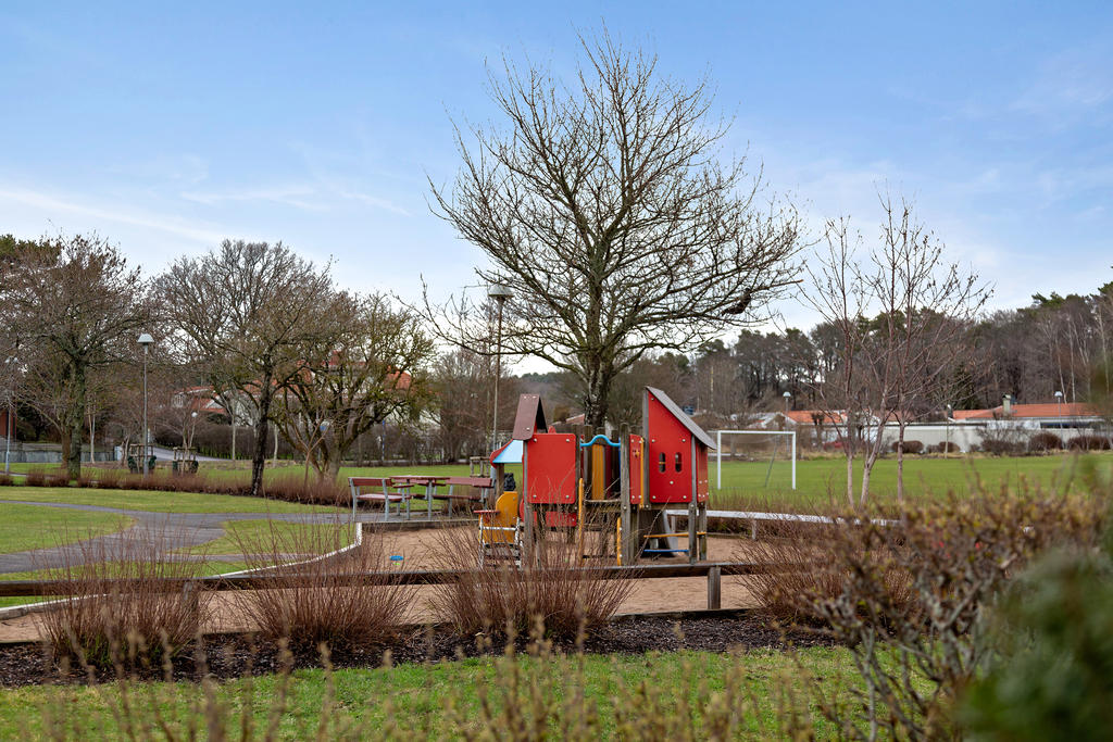 Lekplats och grönområden där barnen kan leka tryggt  finns nära huset.  Förskola ligger också intill.
