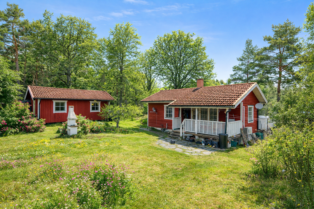 På trädgårdstomten finns även en förrådsbyggnad. (Bilden är omgjord till en sommarbild.)