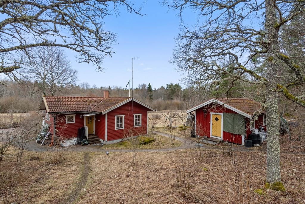 På den vackra tomten finns en större förrådsbyggnad. 