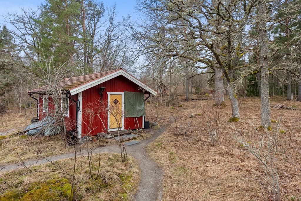 Förrådsbyggnad som kan göras om till sovstuga för gäster. 