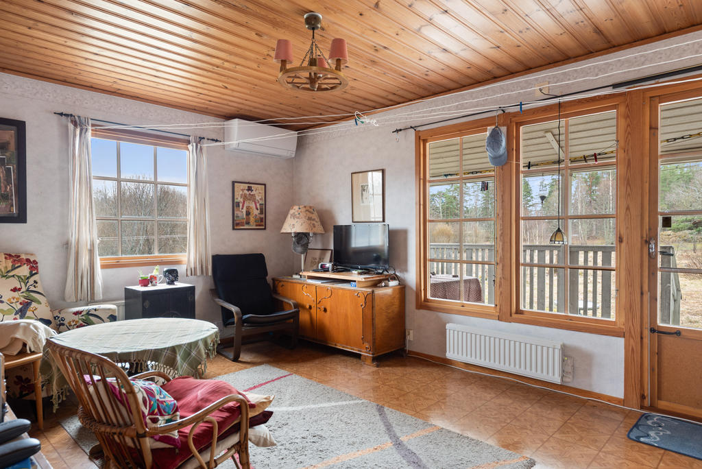 Vardagsrum med utgång till veranda under tak. 