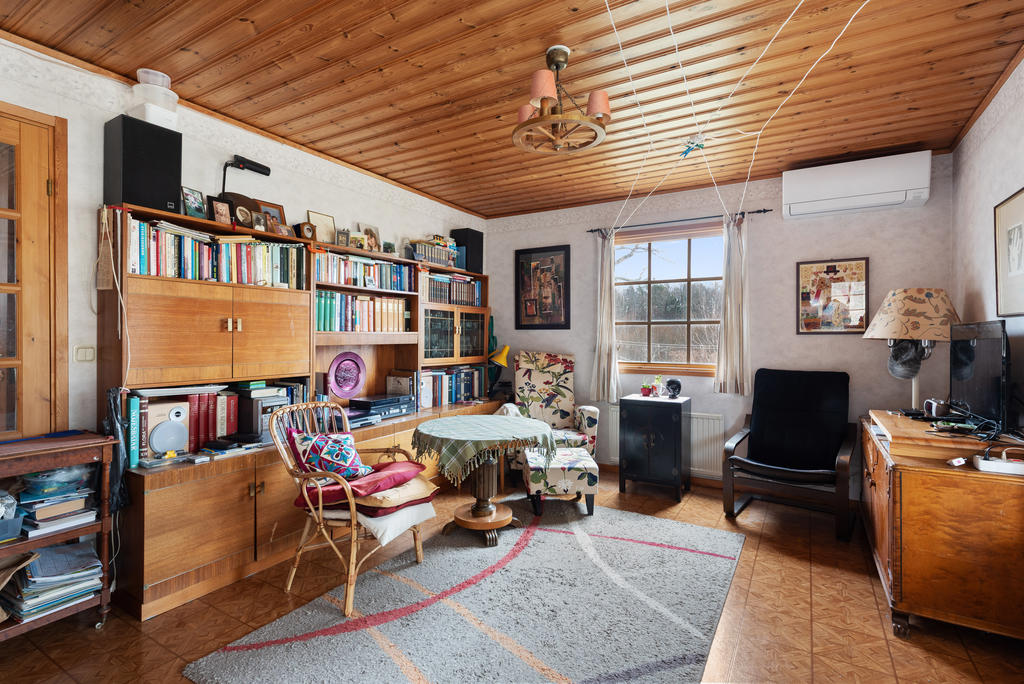 Vardagsrummet med luft/luft värmepump.